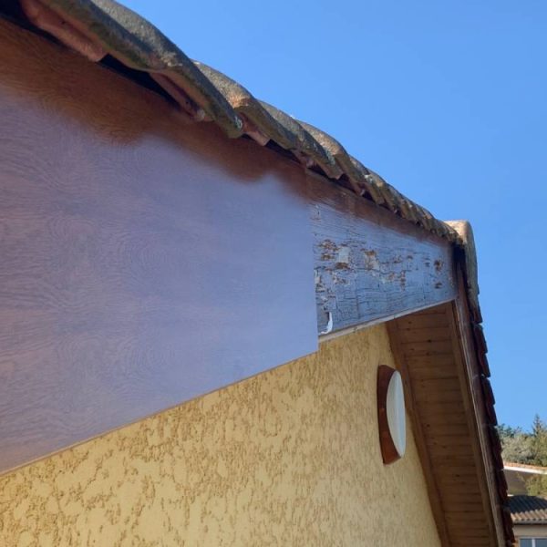 habillage de planches de rive toiture d'une maison à Pusignan