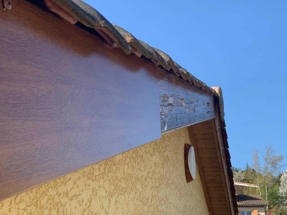 habillage de planches de rive toiture d'une maison à Pusignan