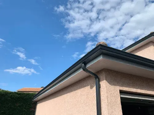 Bandeaux de rive alu Teinte Gris Anthracite posé sur une maison à Genas