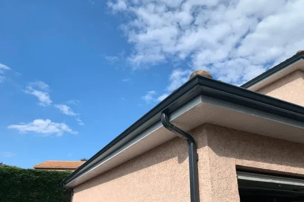 Planches de rive alu Teinte Gris Anthracite posé sur une maison à Genas