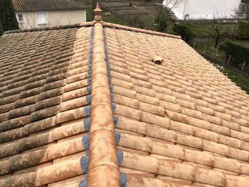 Nettoyage de tuiles béton d'une toiture maison à Pusignan, vue avant après