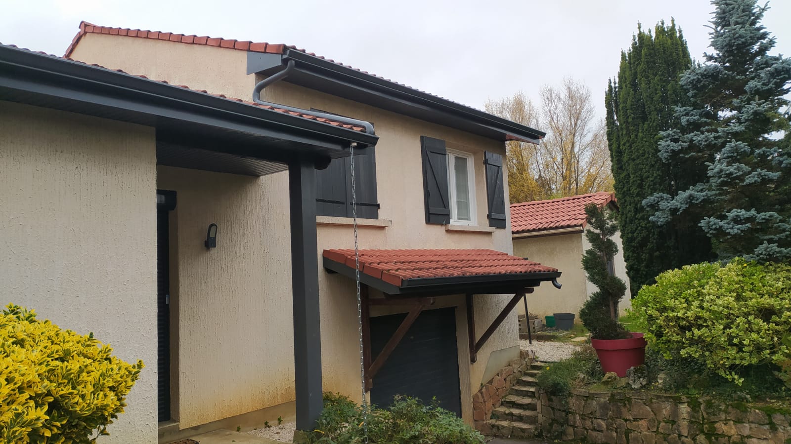 Pose de gouttières aluminium sur une habitation à pusignan