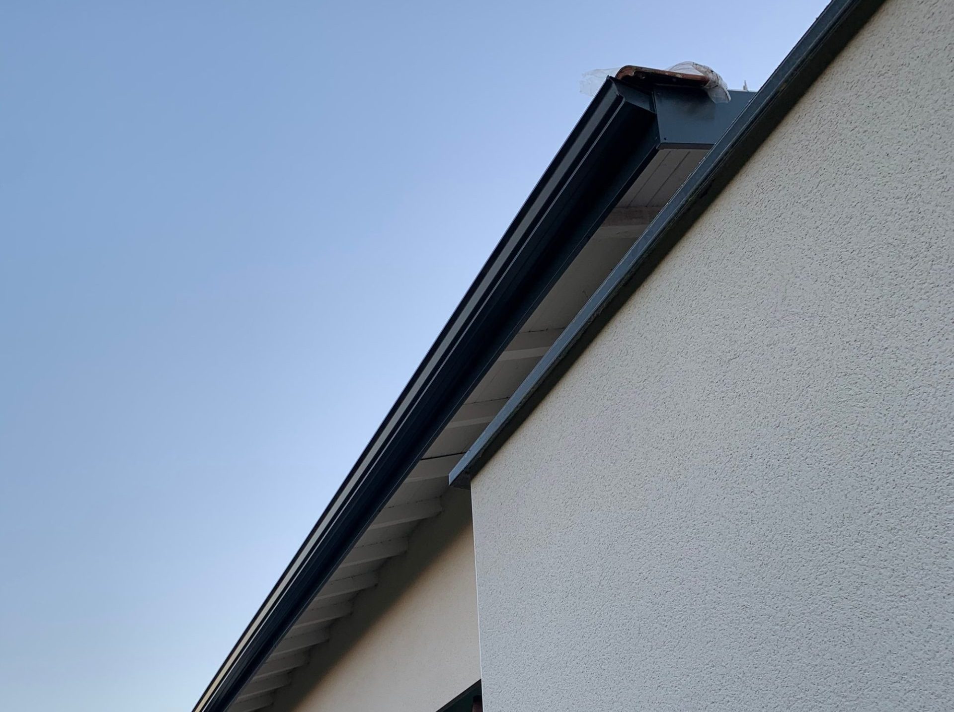 Remplacement de gouttières sur une maison à Saint-Bonnet-de-Mure